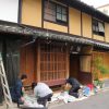 近所の町家を修繕するー７　ベンガラ塗り　5月17日
