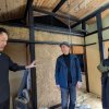 中京区の長屋改修2025−６　　淡路島で新しい瓦をつくる道上さんが長屋の現場に訪問