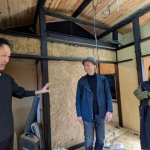 中京区の長屋改修2025−６　　淡路島で新しい瓦をつくる道上さんが長屋の現場に訪問