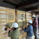 親と子の土壁教室　実際の町家の荒壁を塗る　　　1月25日